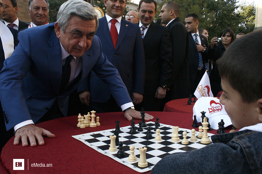 Sargsyan_playing_chess_with_a_child_eMedia.am-The_Armenite